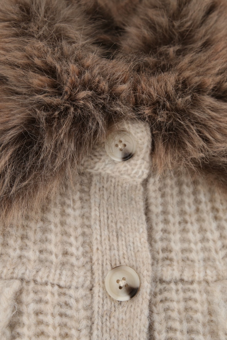 Oui - Strickjacke mit Fake Fur-Kragen