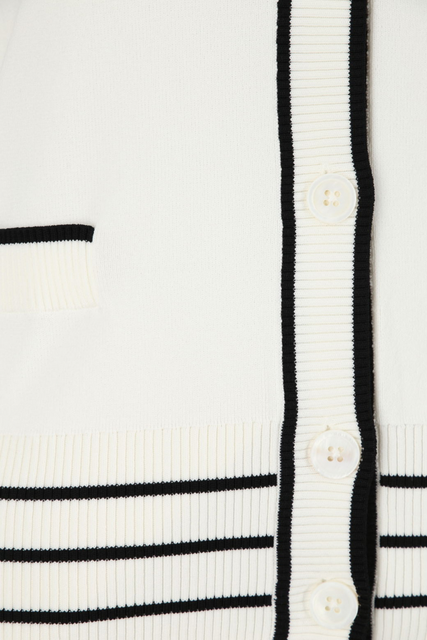 Chelsea Rose - Cardigan mit Kontrastbündchen