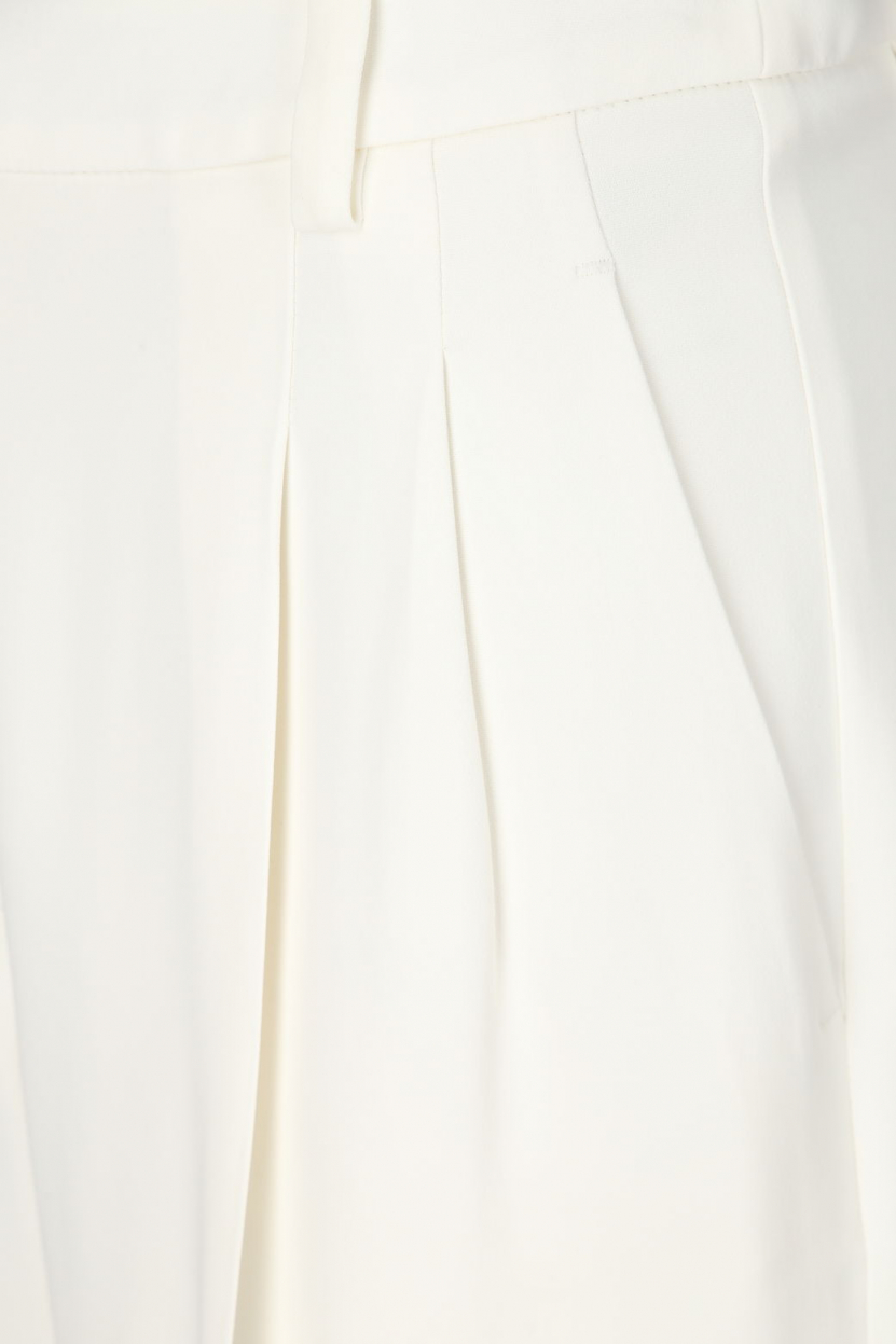 Luisa Cerano - Hose in O-Shape